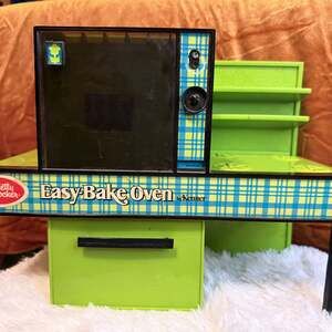 Vintage 1973 BETTY CROCKER Easy-Bake Oven by Kenner Products AVACADO GREEN WORKS